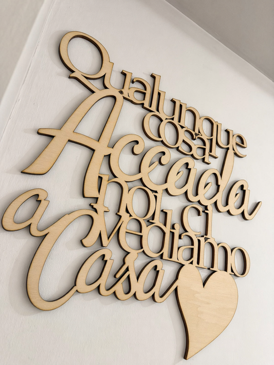 Scritta in Legno 8mm “Qualunque cosa accada noi ci vediamo a casa” – Personalizzabile e Disponibile in Vari Colori