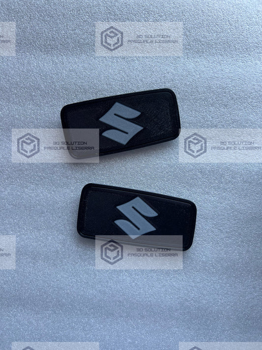 Coppia (2) di targhette laterali con logo per Suzuki Samurai
