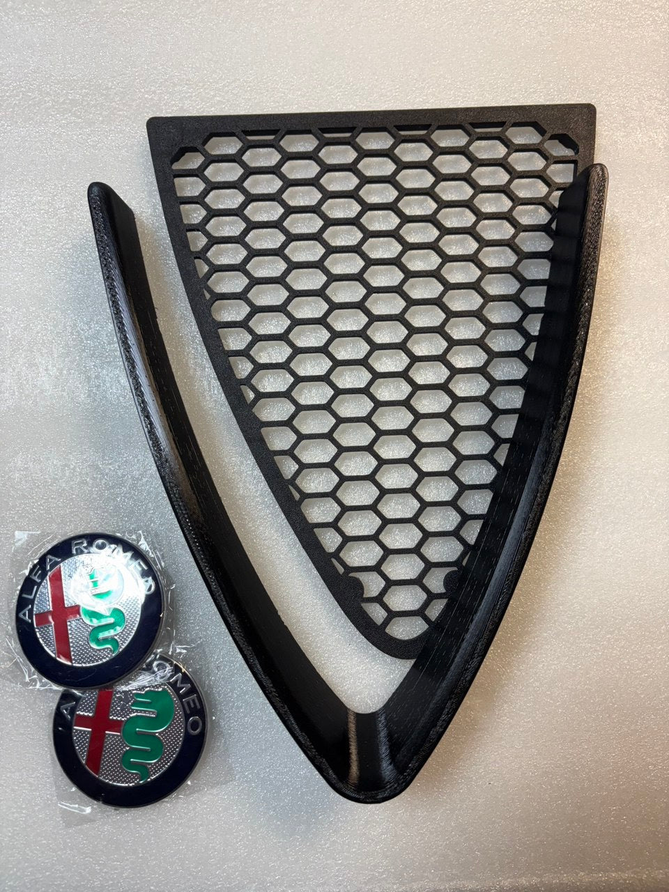 Alfa Romeo 147-Griglia a nido d'ape + bordo a V