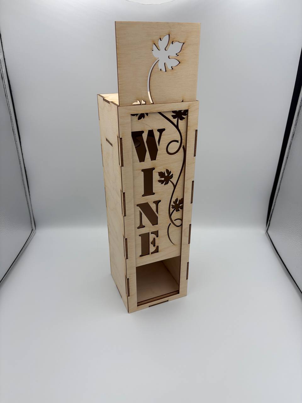 Scatola Porta Vino in Legno con Scritta WINE Intagliata – Idea Regalo Elegante per Bottiglia
