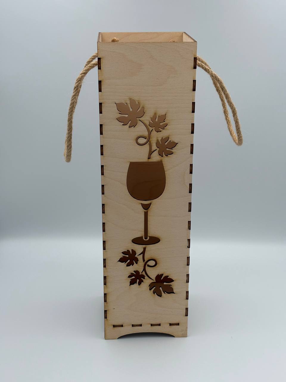 Scatola porta bottiglia in legno calice e foglie d’uva – Con manico in corda