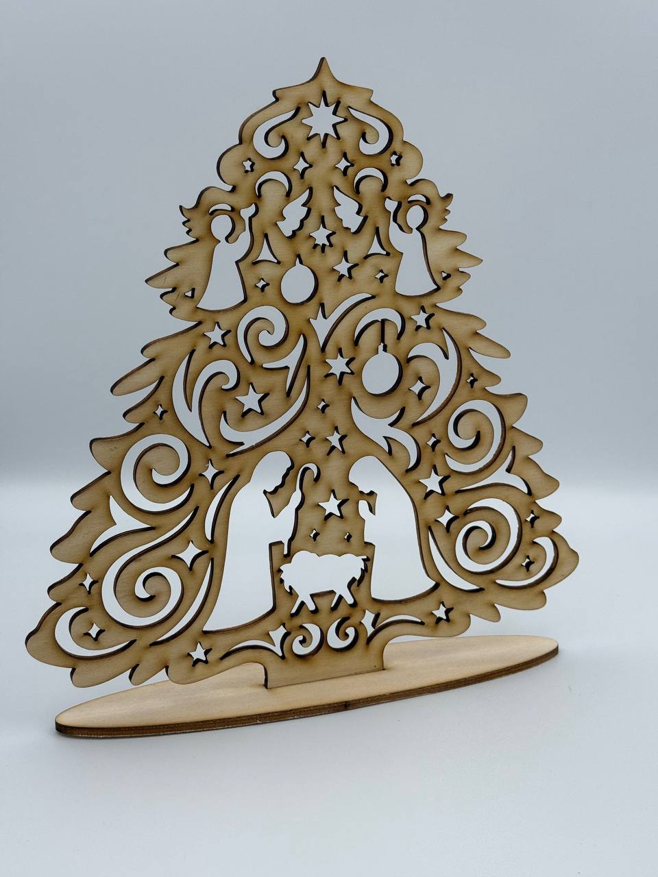 Albero di Natale in legno con Natività intagliata – Taglio laser artigianale 27 cm