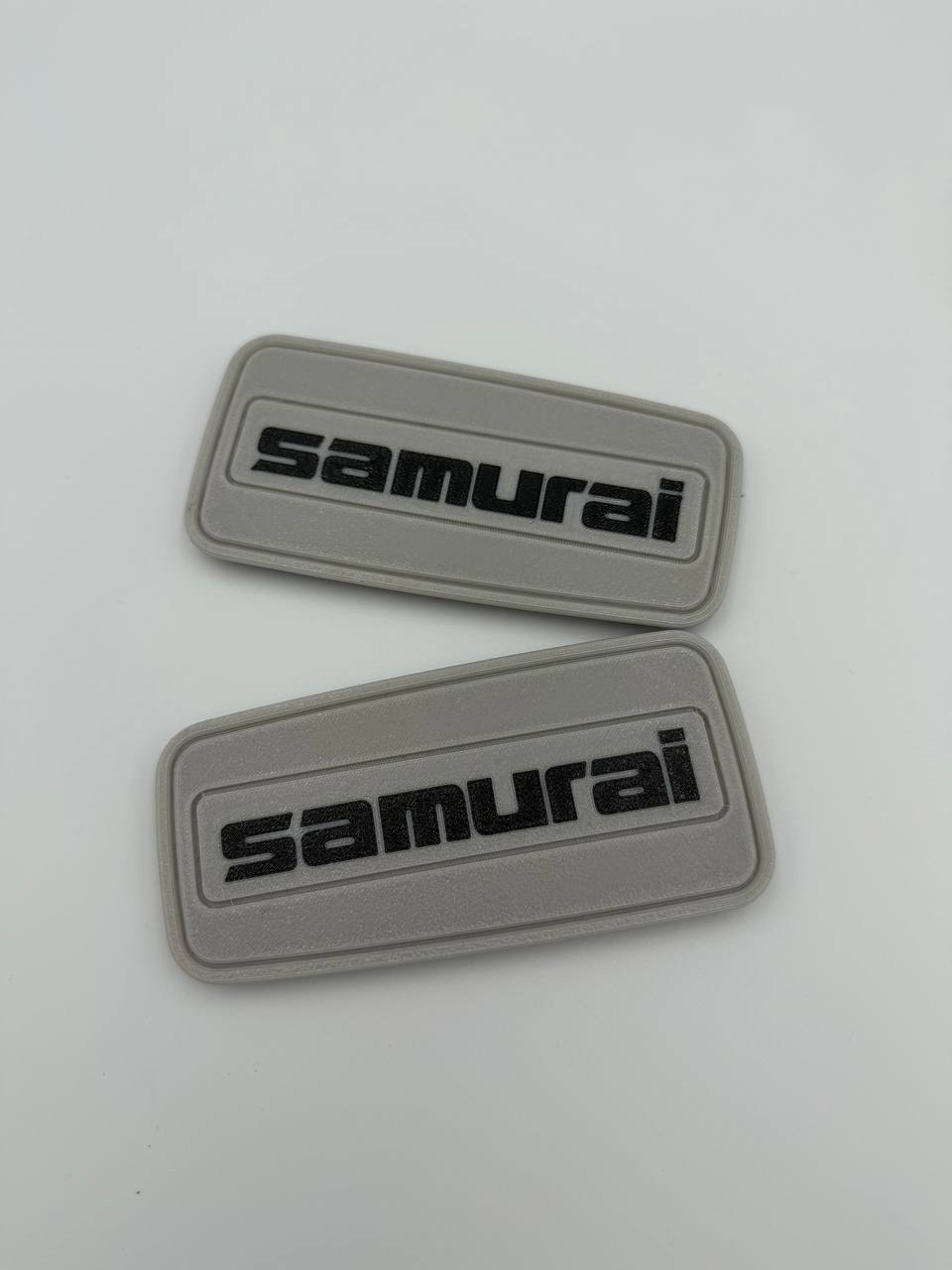 Coppia 2 Targhette Laterale Suzuki Samurai Fregio Logo