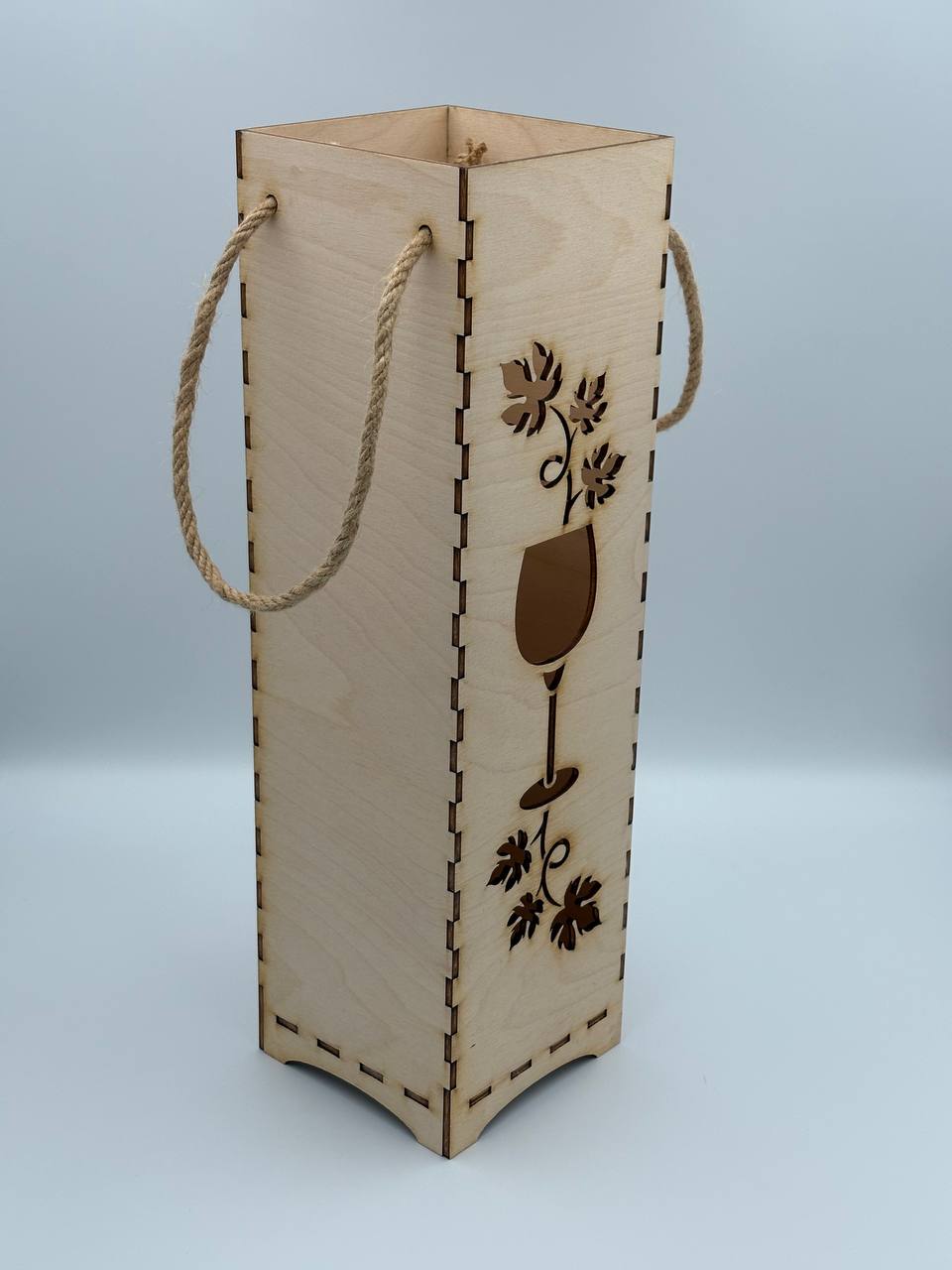 Scatola porta bottiglia in legno calice e foglie d’uva – Con manico in corda