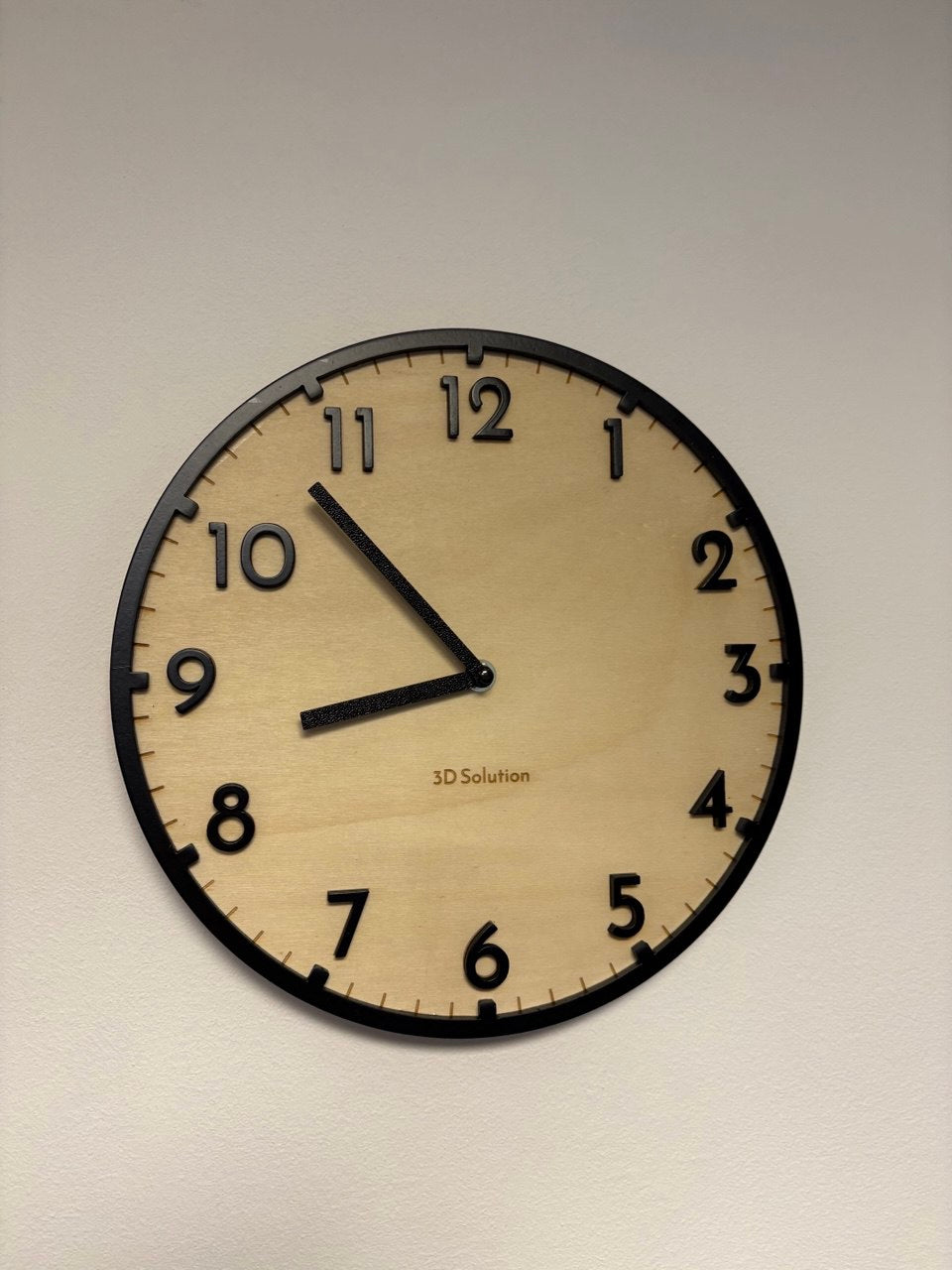 Orologio in Legno Minimal – Semplicità e Raffinatezza