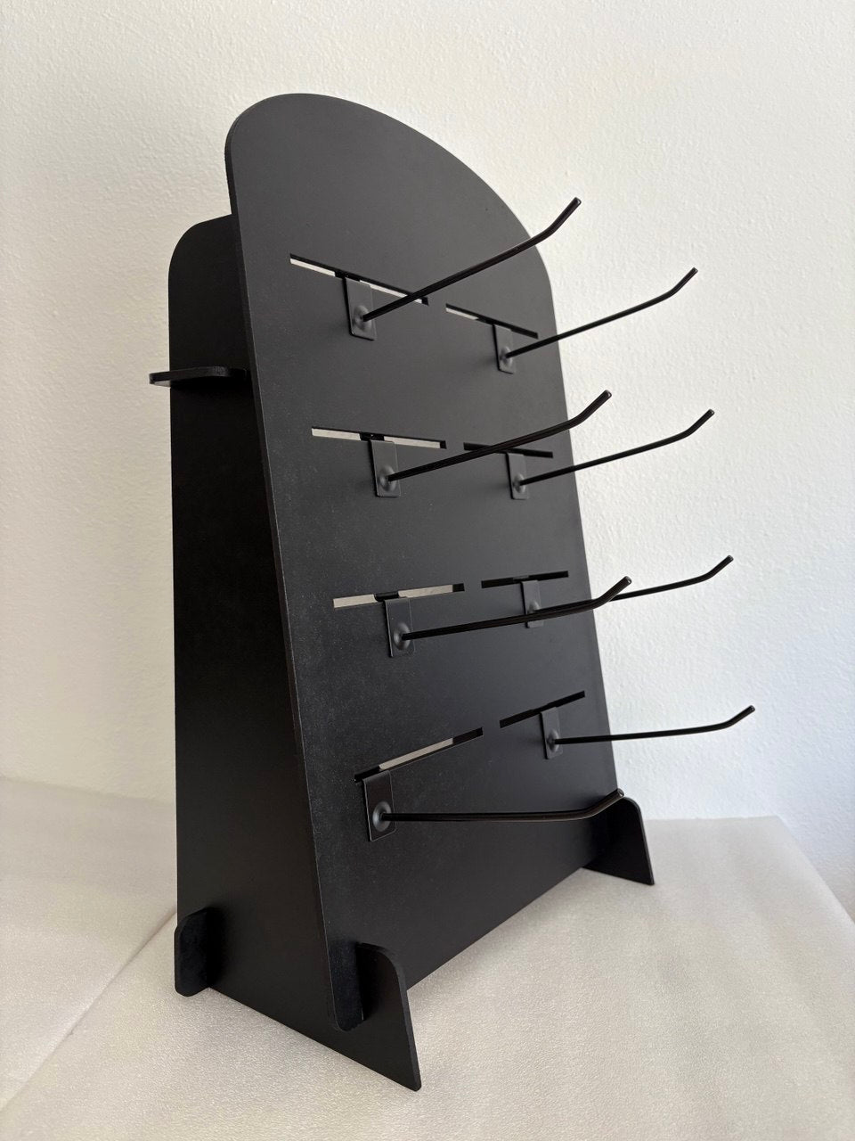 Espositore da banco in MDF nero con ganci metallici regolabili – Design moderno