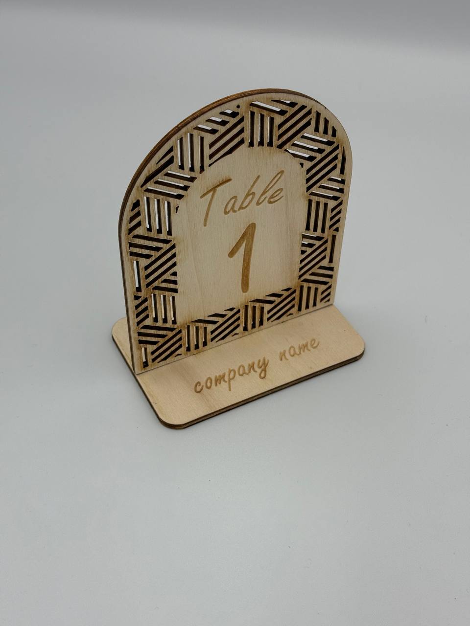 Segnatavolo in legno inciso – Design elegante personalizzabile