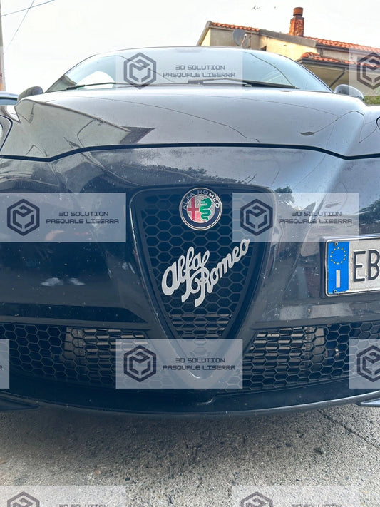 Scritta Logo Alfa Romeo Grigia – Compatibile con Griglie Anteriori a Nido d’Ape