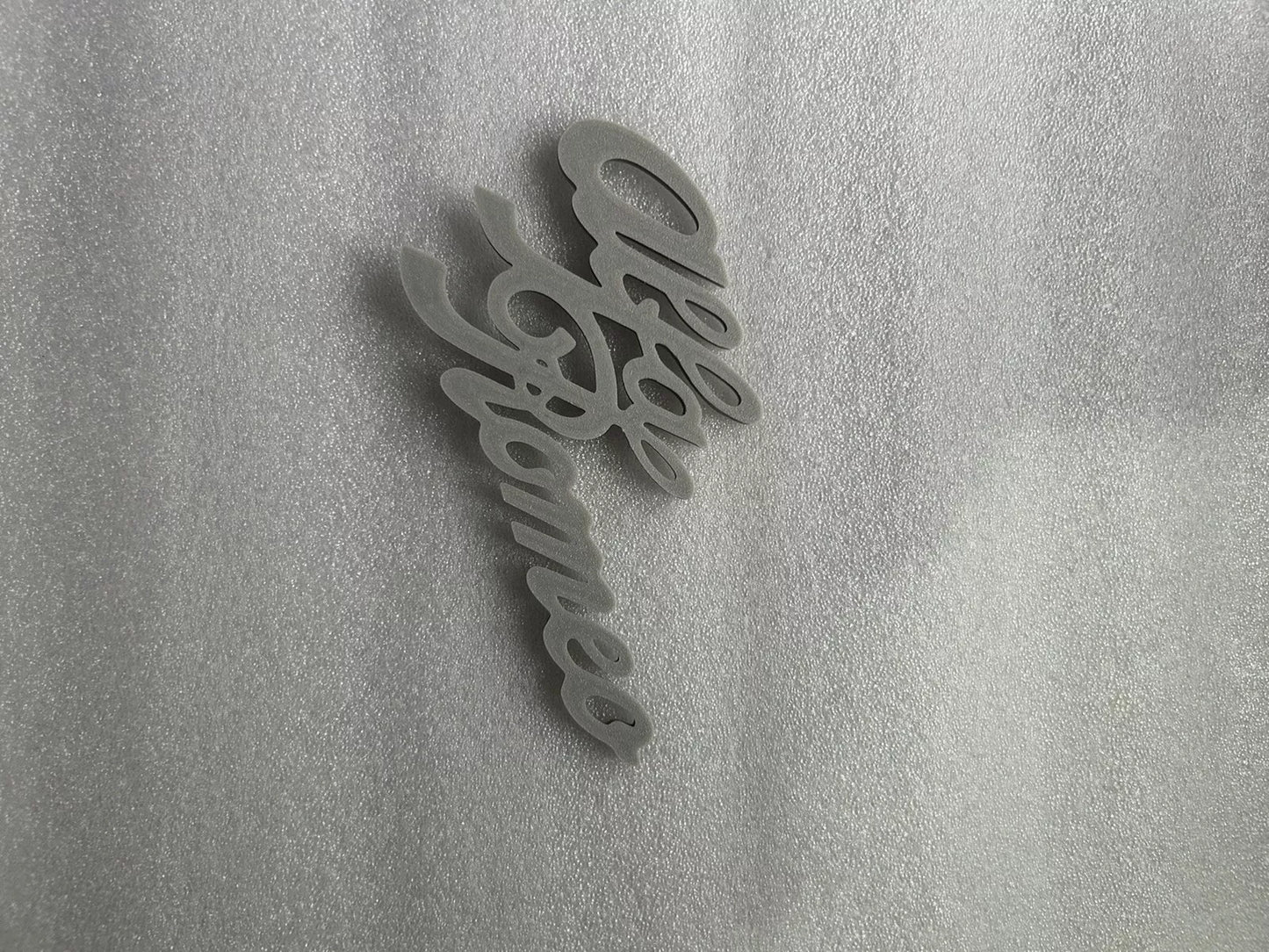 Scritta Logo Alfa Romeo Grigia – Compatibile con Griglie Anteriori a Nido d’Ape