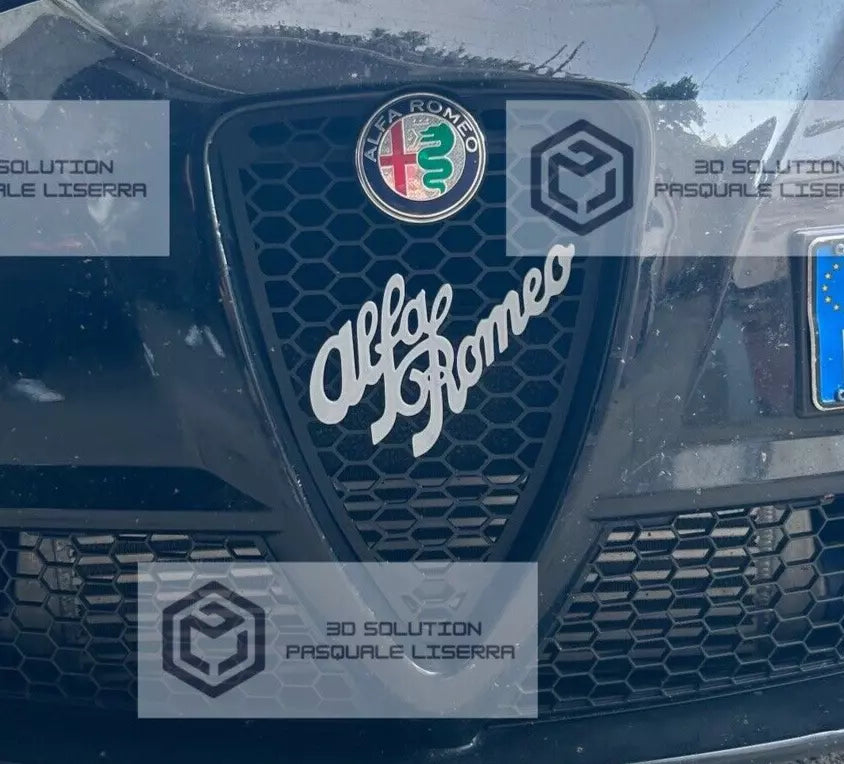 Scritta Logo Alfa Romeo Grigia – Compatibile con Griglie Anteriori a Nido d’Ape
