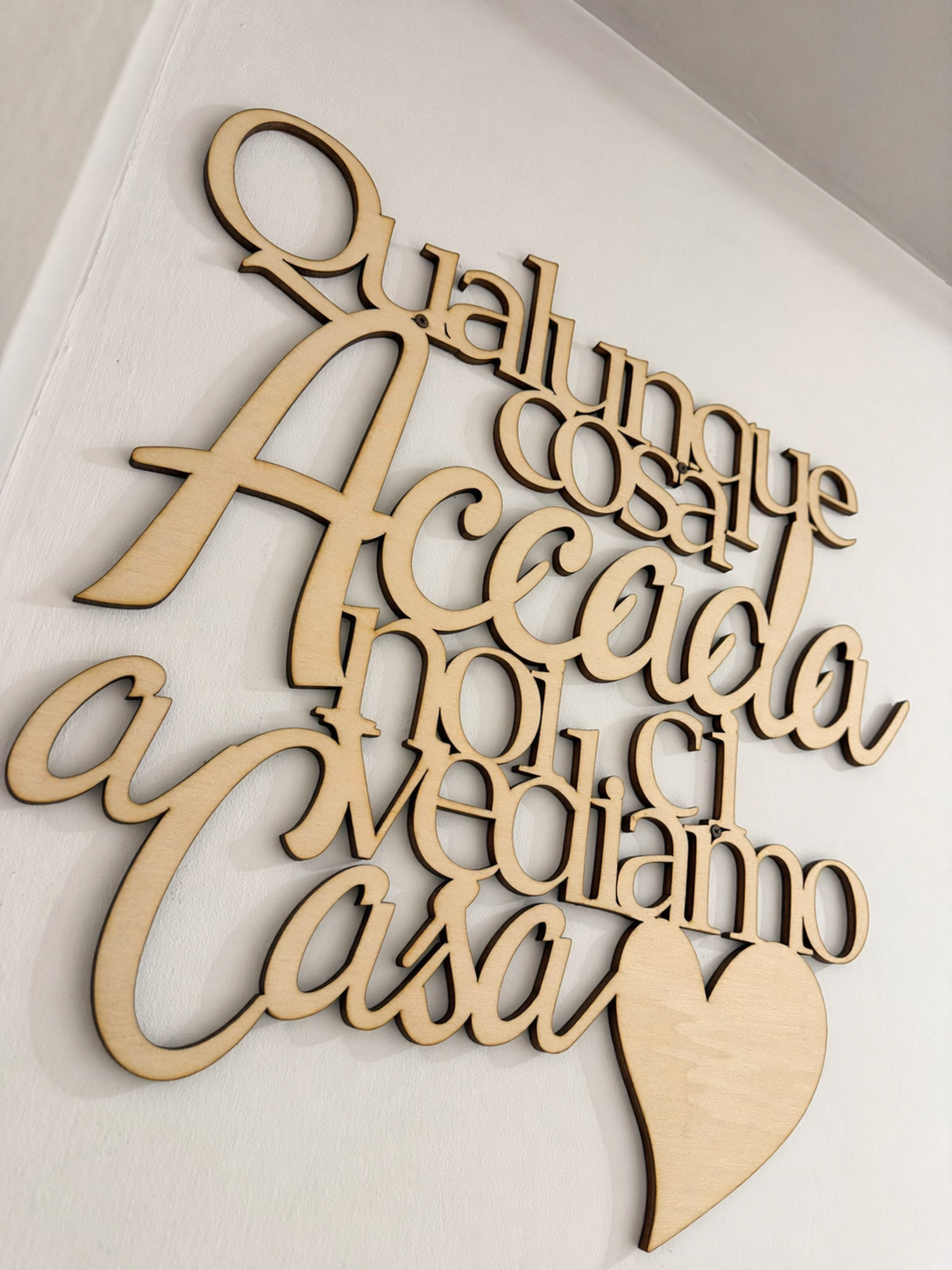 Scritta in Legno 8mm “Qualunque cosa accada noi ci vediamo a casa” – scritta Murale in Vari Colori