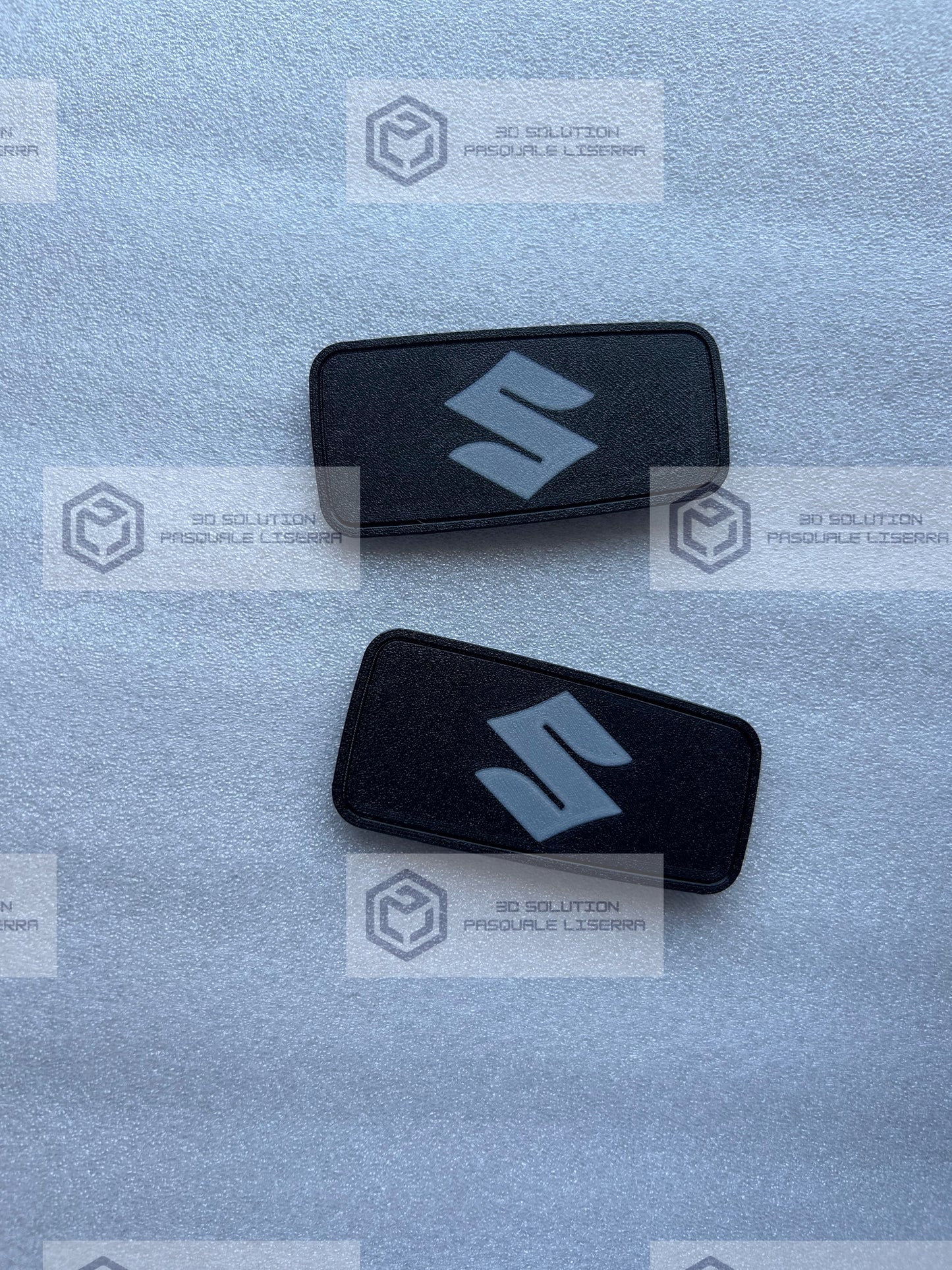 Coppia (2) di targhette laterali con logo per Suzuki Samurai