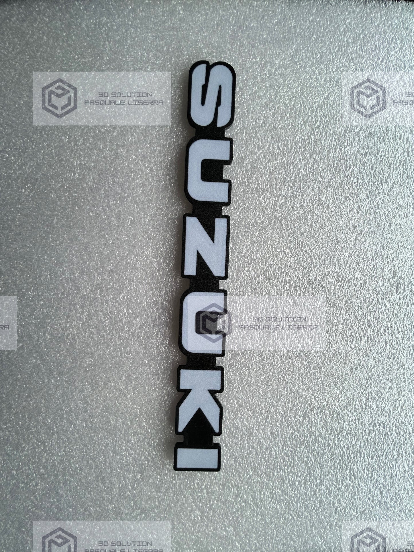 Fregio targhetta stemma per calandra per Suzuki Samurai Santana SJ410/SJ413