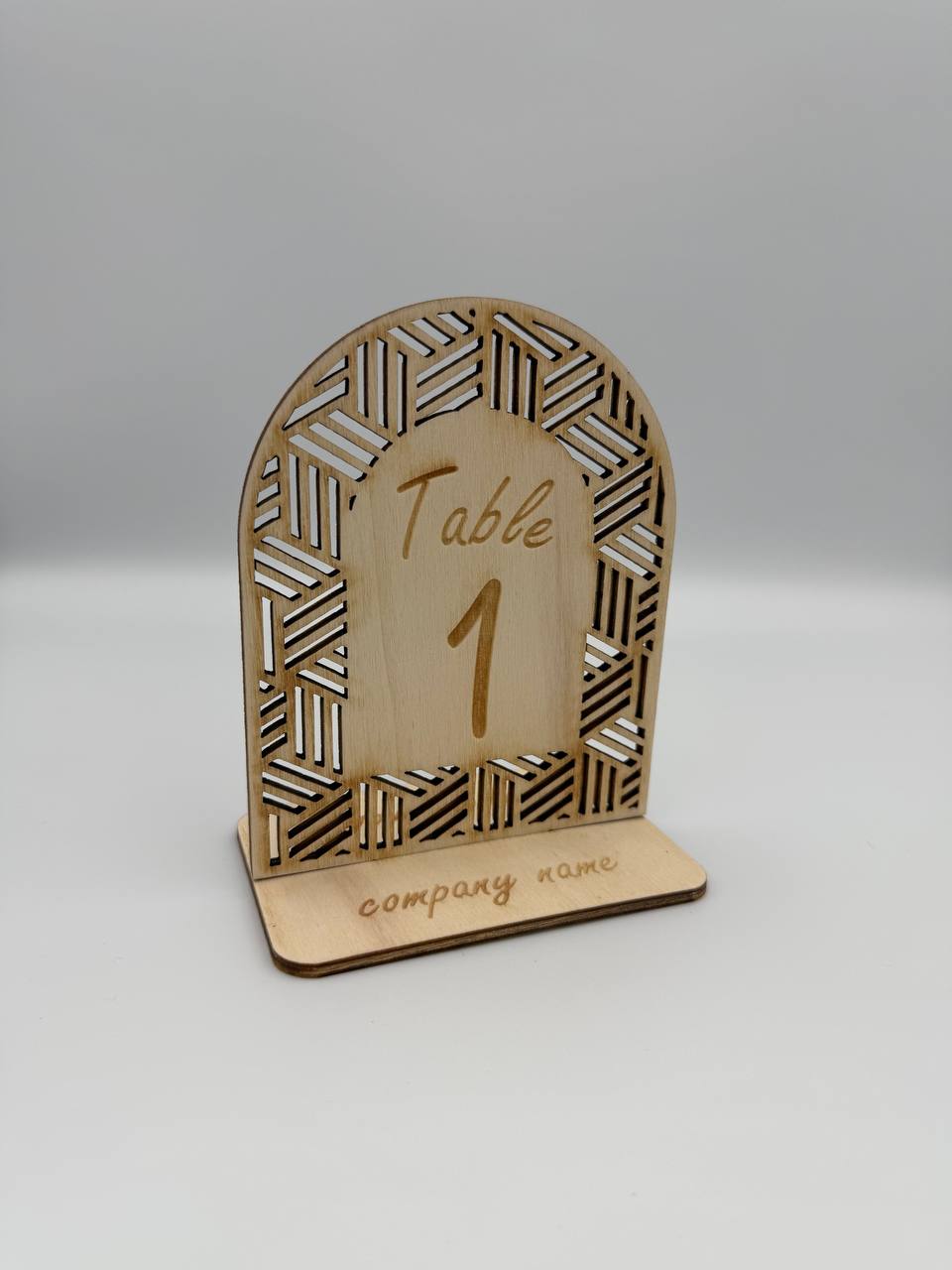 Segnatavolo in legno inciso – Design elegante personalizzabile