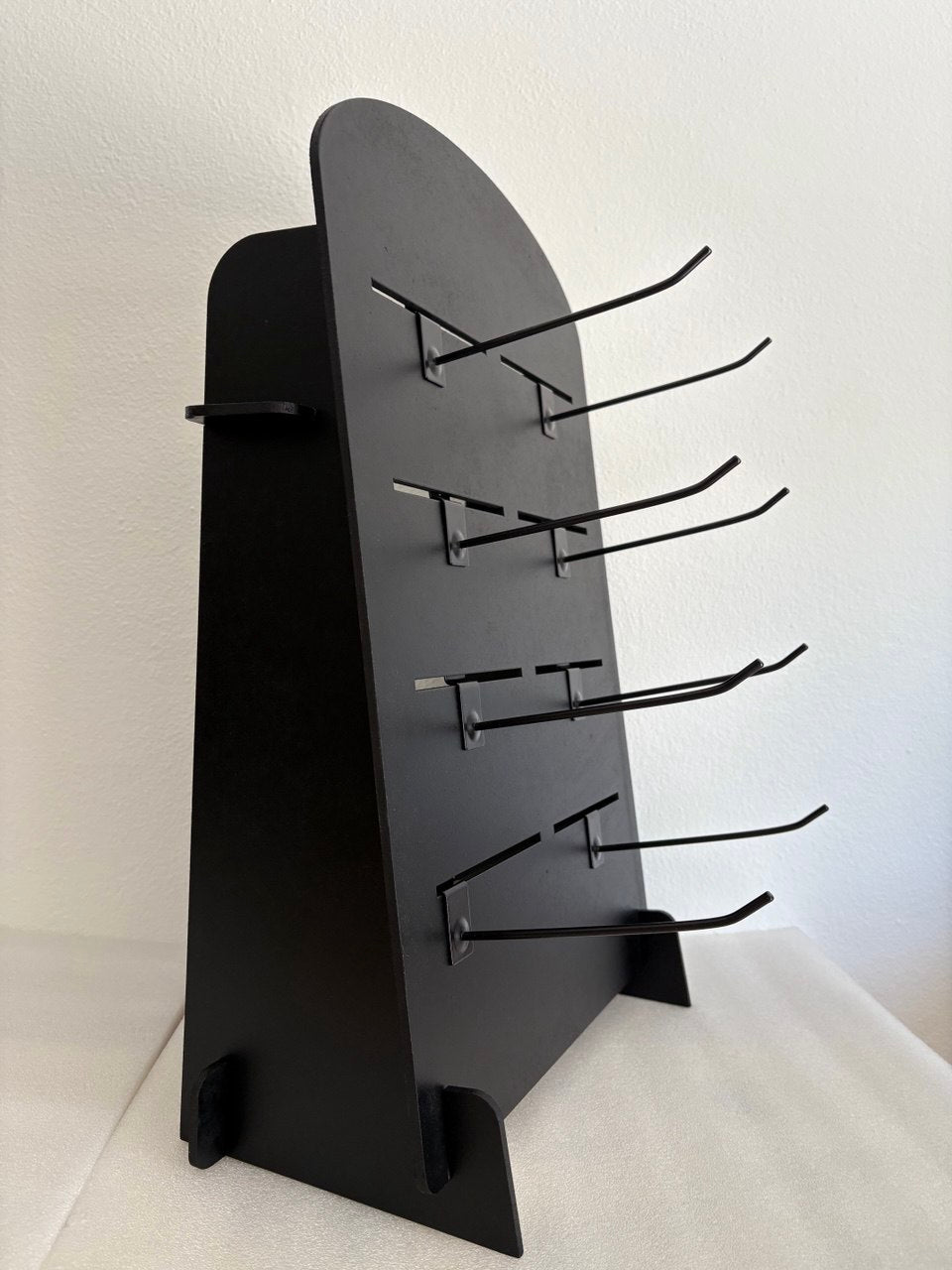 Espositore da banco in MDF nero con ganci metallici regolabili – Design moderno