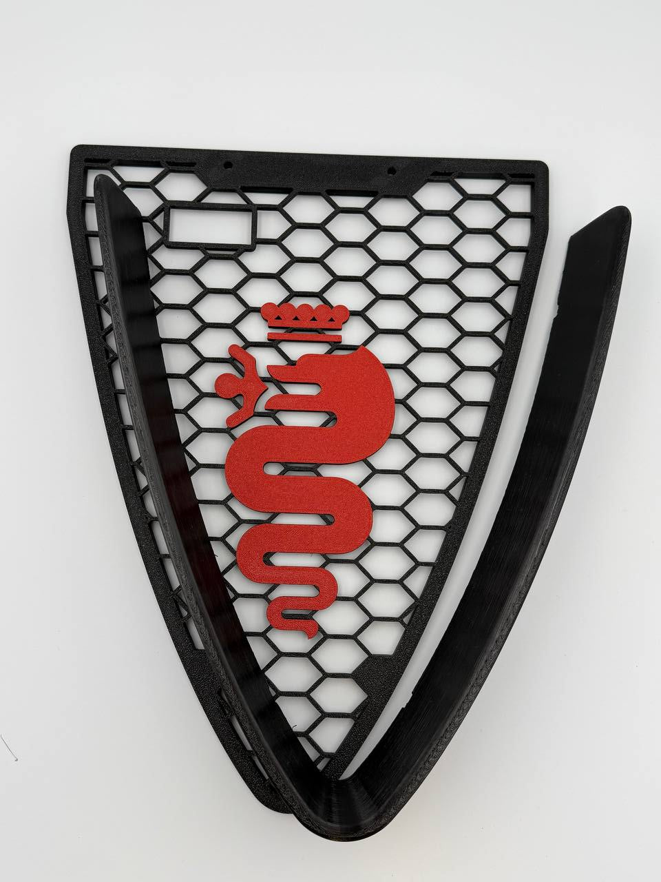 Griglia a nido d'ape con biscione e cornice a "V" per Alfa Romeo 159