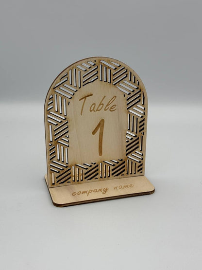 Segnatavolo in legno inciso – Design elegante personalizzabile