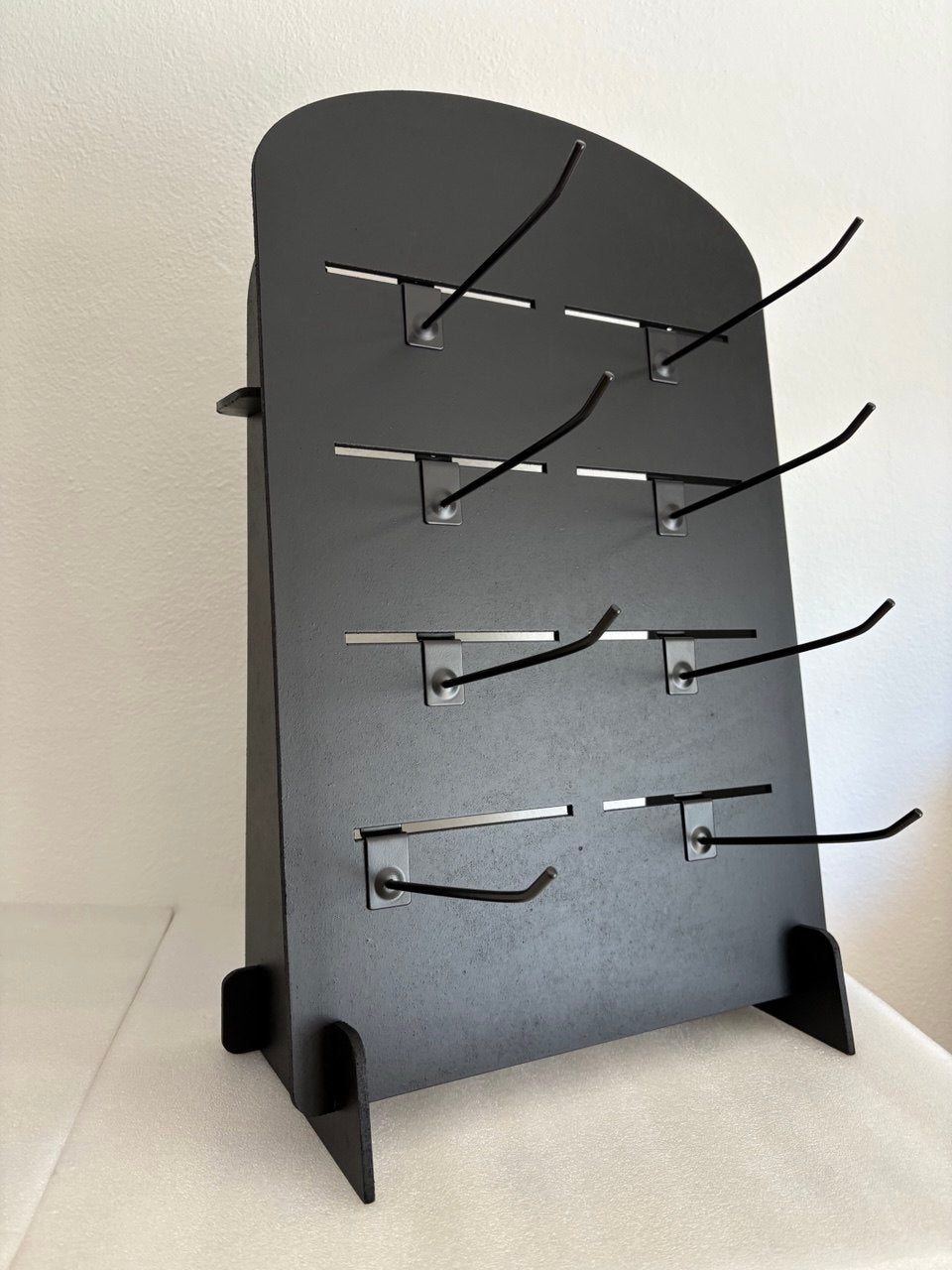 Espositore da banco in MDF nero con ganci metallici regolabili – Design moderno