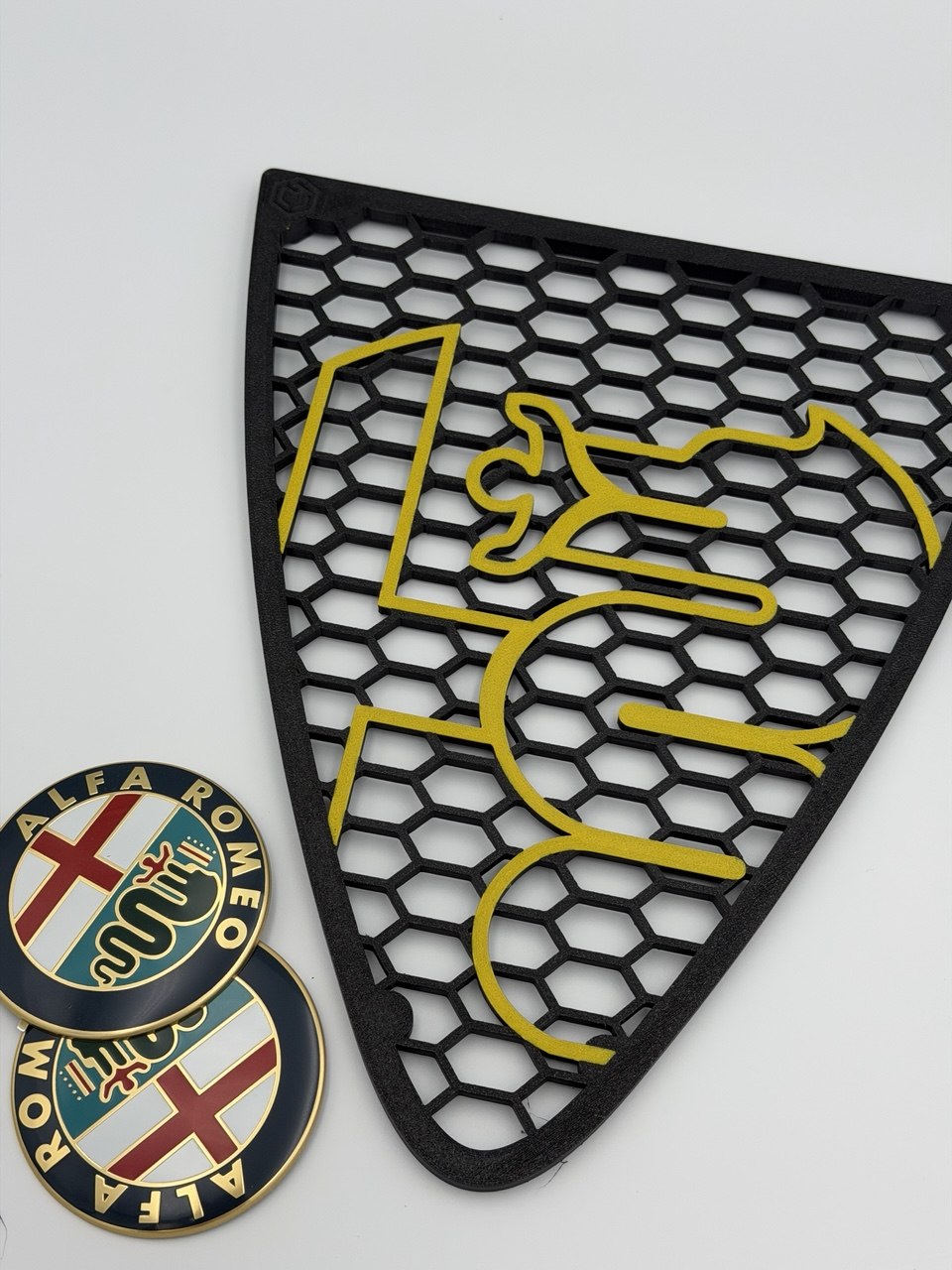 Griglia Anteriore A Nido D'Ape Per Alfa Romeo 147 2ª Serie (2004-2011) con biscione stile junior