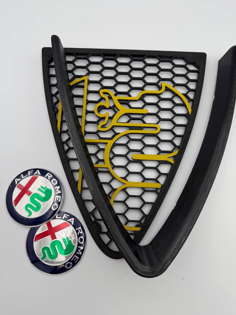 Griglia a nido d'ape con biscione stile junior e cornice a "V" per Alfa Romeo 147 2ª Serie (2004-2011)