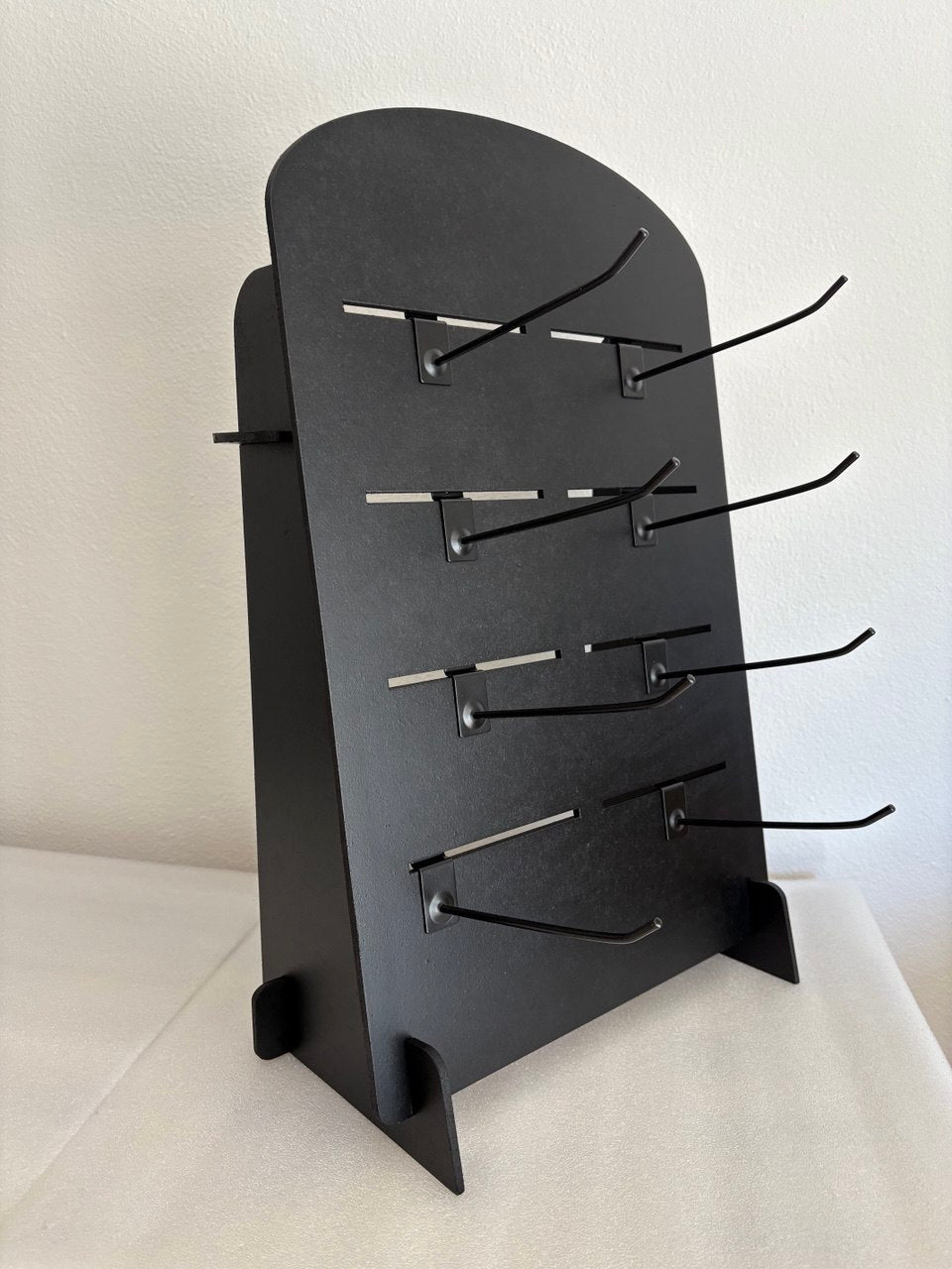 Espositore da banco in MDF nero con ganci metallici regolabili – Design moderno