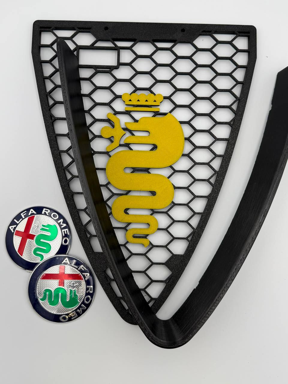 Griglia a nido d'ape con biscione e cornice a "V" per Alfa Romeo 159