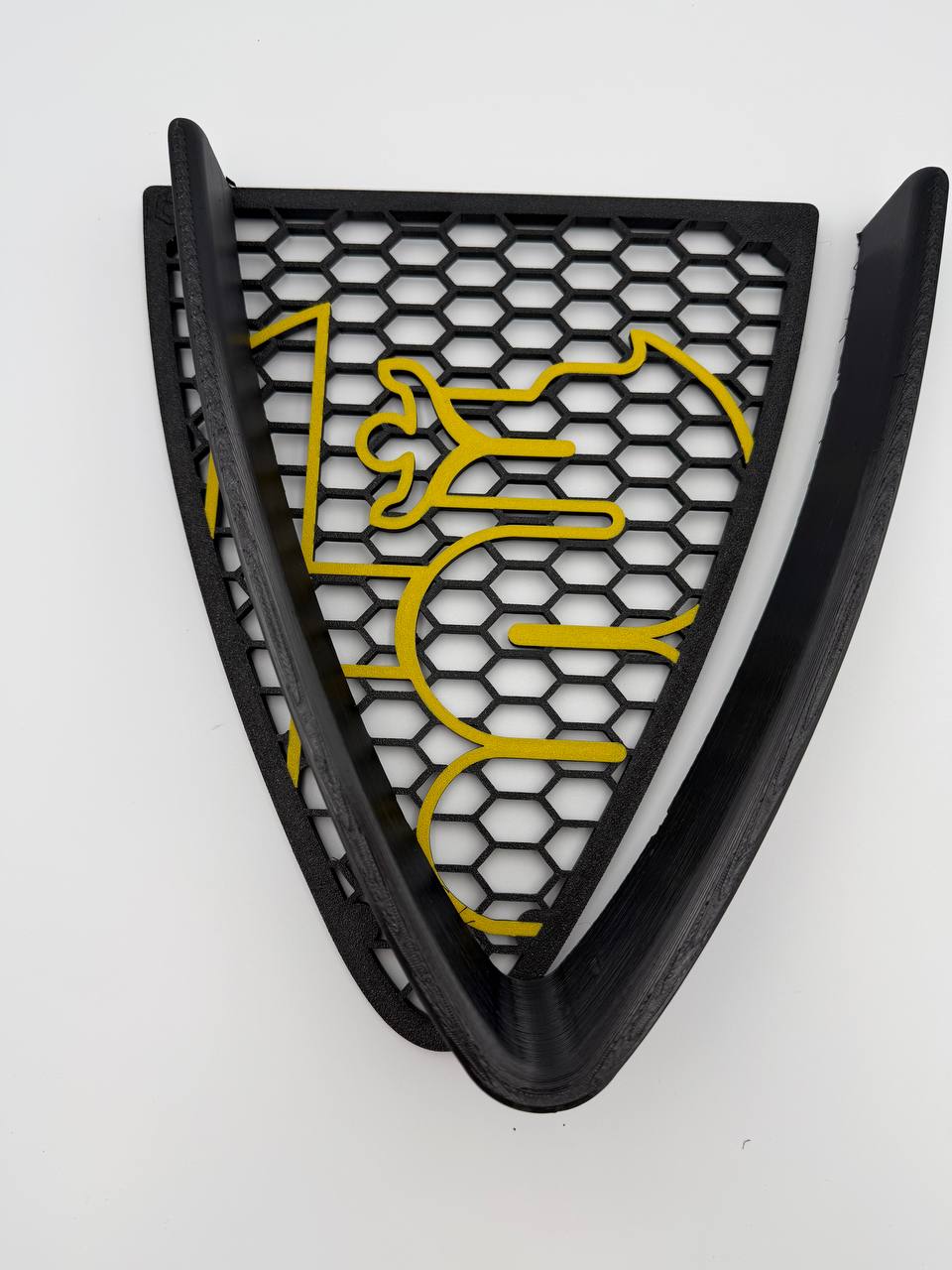 Griglia a nido d'ape con biscione stile junior e cornice a "V" per Alfa Romeo 147 2ª Serie (2004-2011)