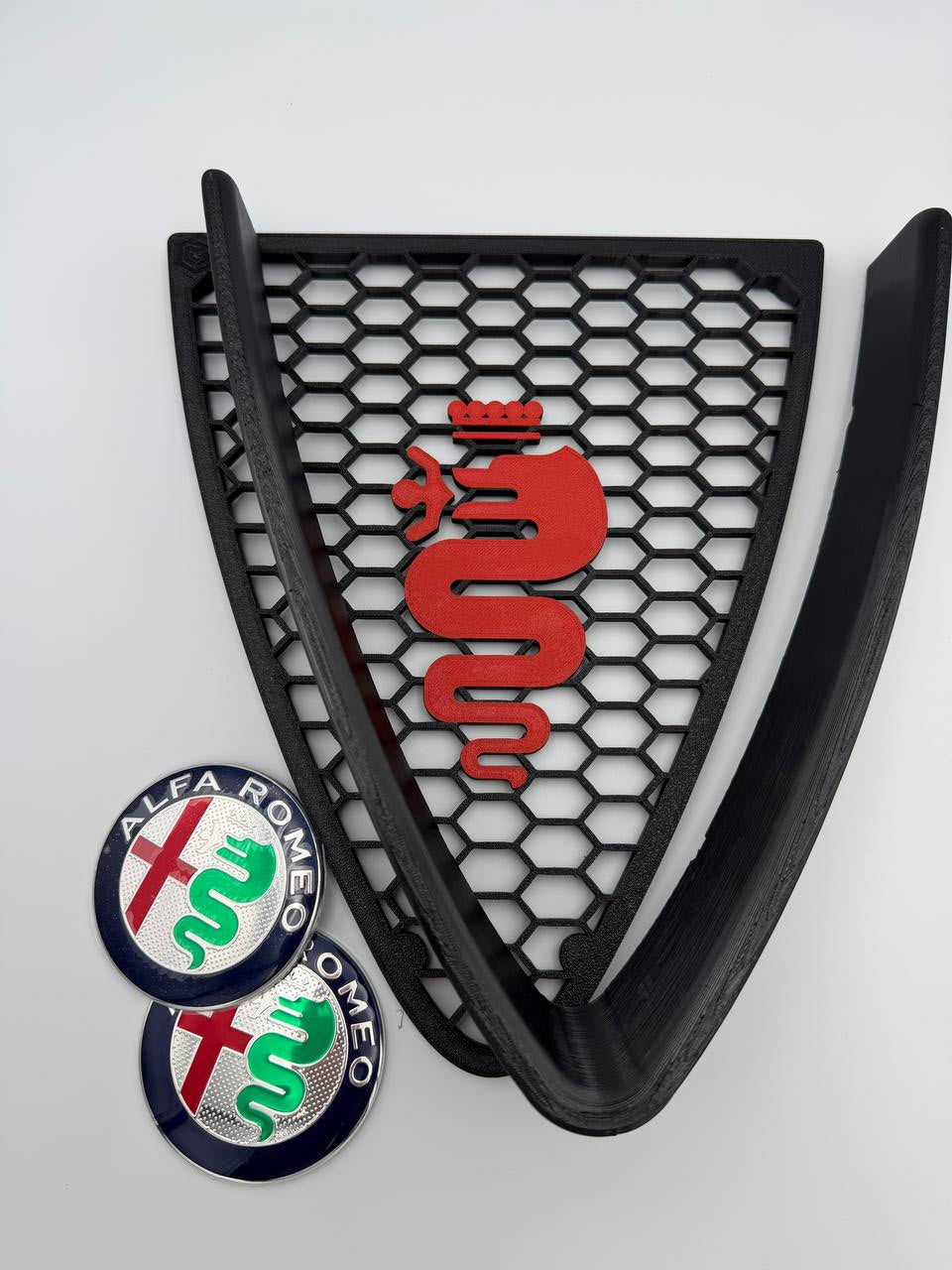 Griglia a nido d'ape con biscione e cornice a "V" per Alfa Romeo 147 2ª Serie (2004-2011)