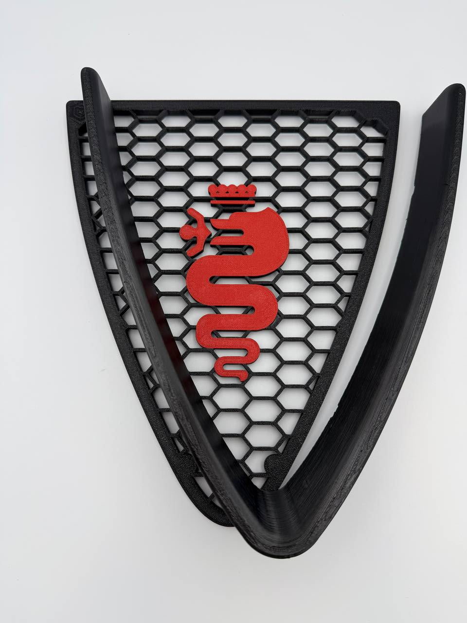 Griglia a nido d'ape con biscione e cornice a "V" per Alfa Romeo 147 2ª Serie (2004-2011)
