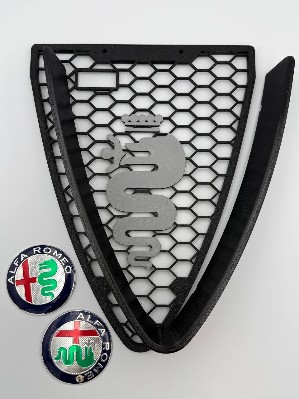 Griglia a nido d'ape con biscione e cornice a "V" per Alfa Romeo 159
