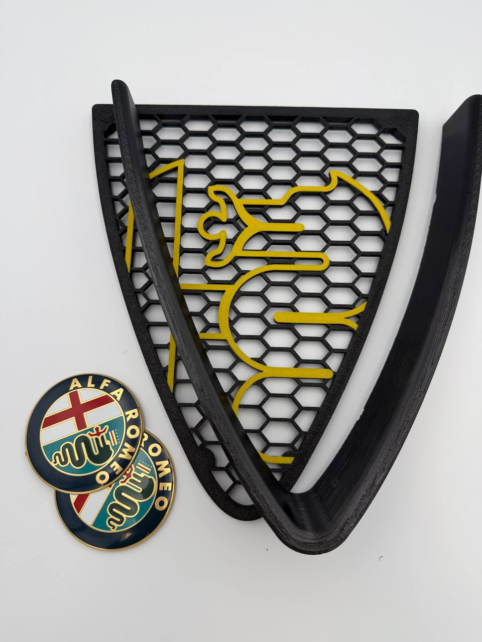 Griglia a nido d'ape con biscione stile junior e cornice a "V" per Alfa Romeo 147 2ª Serie (2004-2011)
