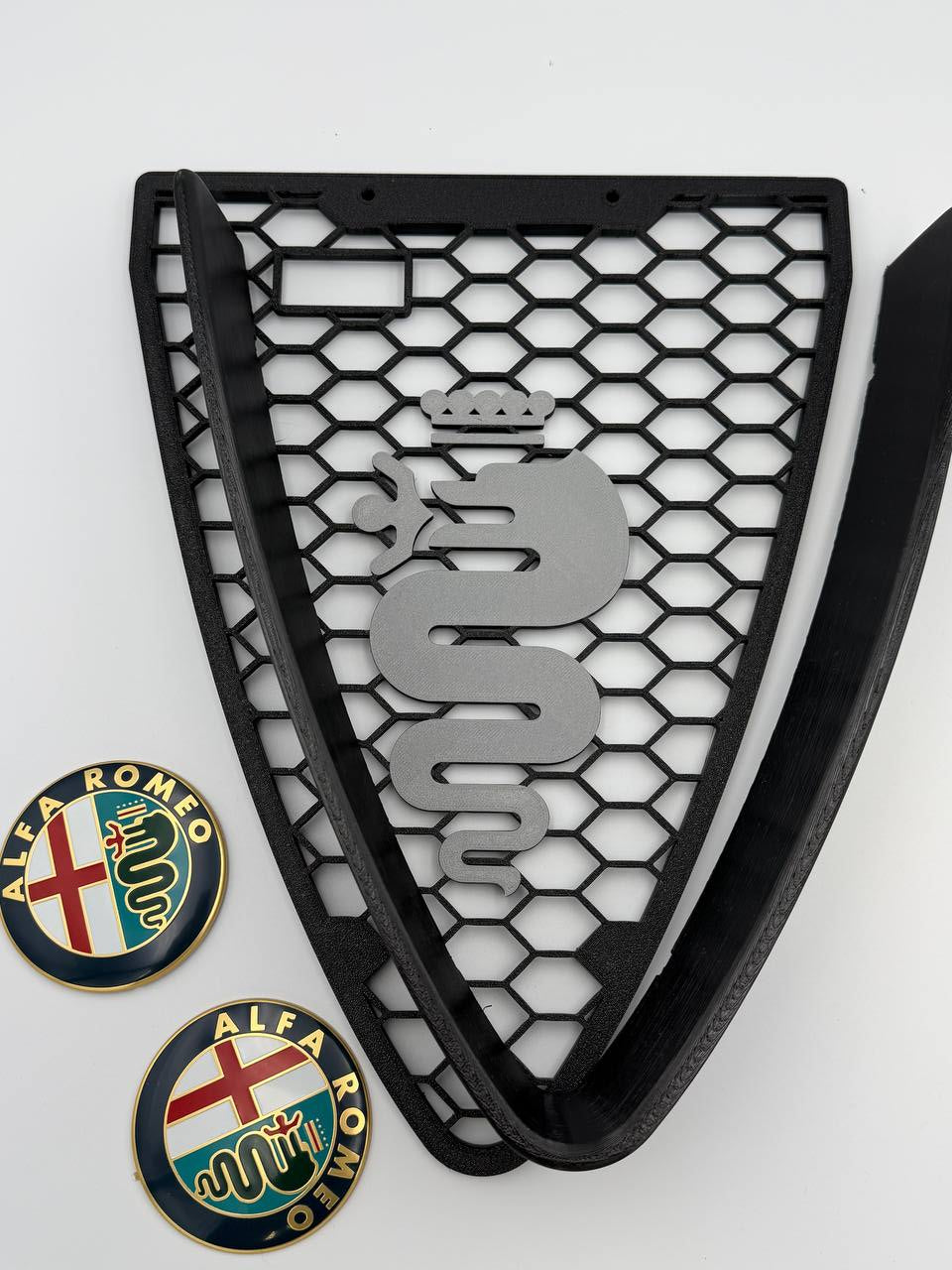 Griglia a nido d'ape con biscione e cornice a "V" per Alfa Romeo 159