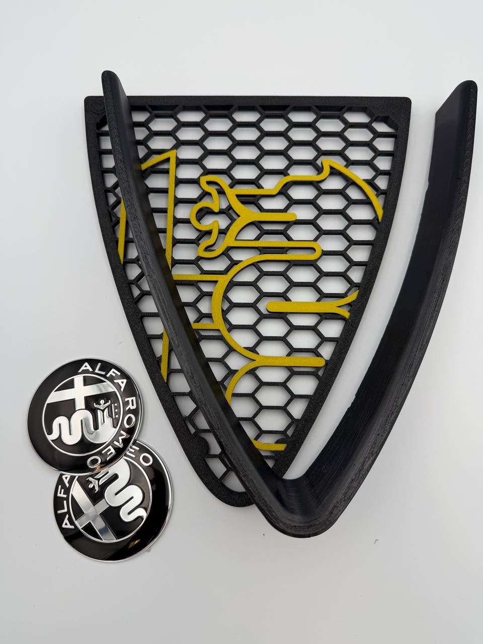 Griglia a nido d'ape con biscione stile junior e cornice a "V" per Alfa Romeo 147 2ª Serie (2004-2011)