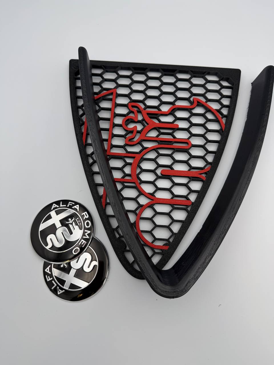 Griglia a nido d'ape con biscione stile junior e cornice a "V" per Alfa Romeo 147 2ª Serie (2004-2011)