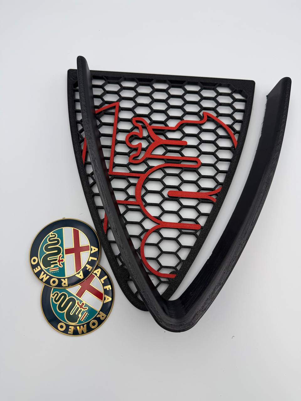 Griglia a nido d'ape con biscione stile junior e cornice a "V" per Alfa Romeo 147 2ª Serie (2004-2011)