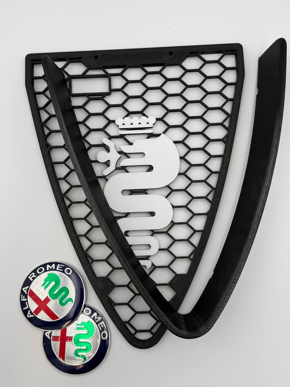 Griglia a nido d'ape con biscione e cornice a "V" per Alfa Romeo 159