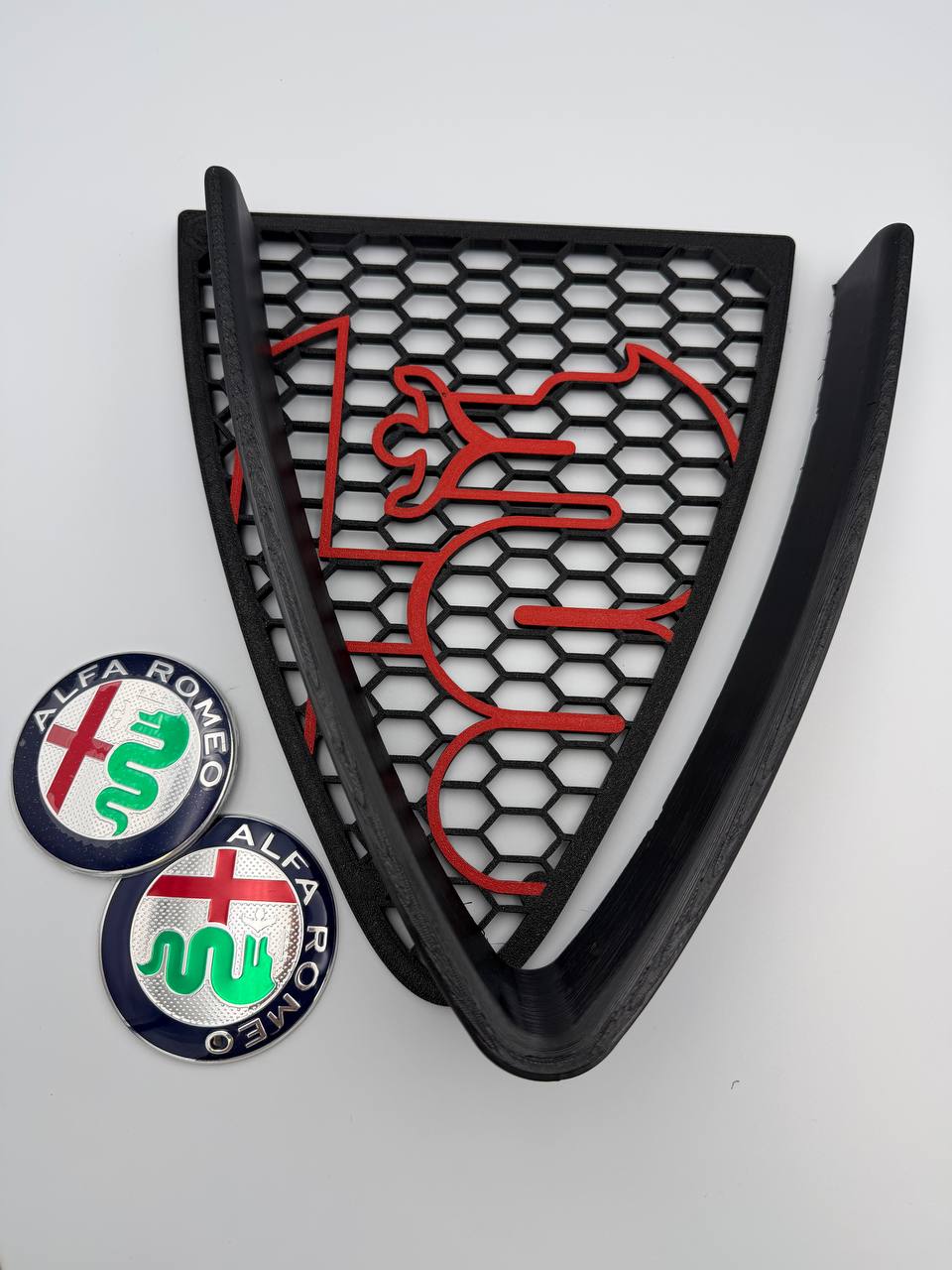 Griglia a nido d'ape con biscione stile junior e cornice a "V" per Alfa Romeo 147 2ª Serie (2004-2011)