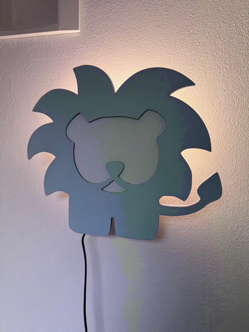 Lampada da parete leoncino in legno – luce decorativa per cameretta