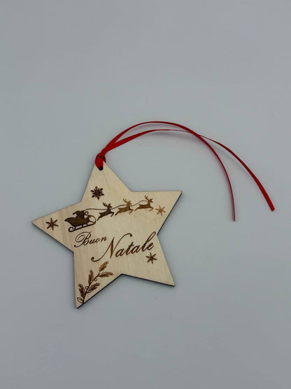 Pallina Natale Personalizzata | Decorazione natalizia in legno a forma di stella – “Buon Natale” nastro rosso