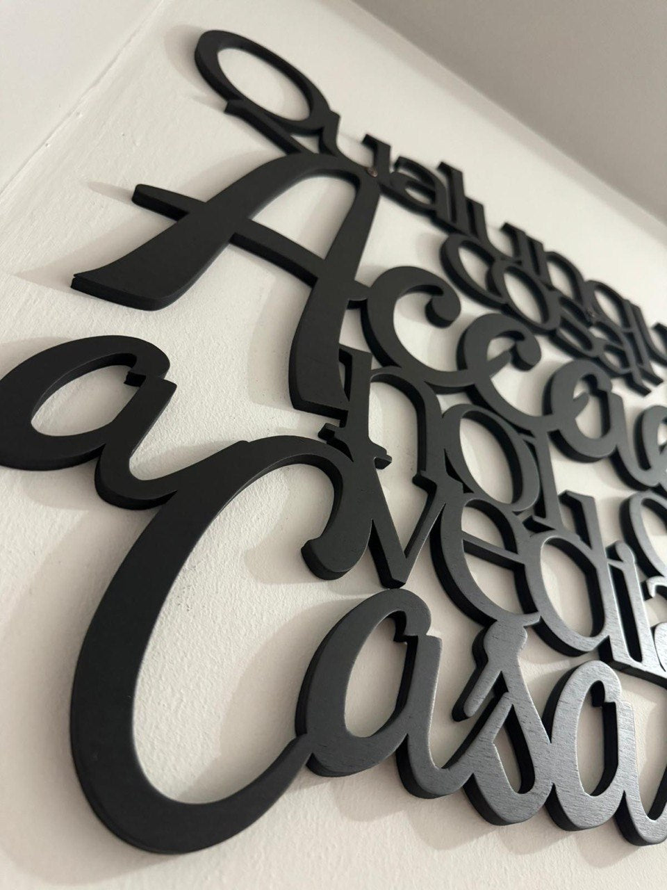 Scritta in Legno 8mm “Qualunque cosa accada noi ci vediamo a casa” – Personalizzabile e Disponibile in Vari Colori