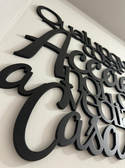 Scritta in Legno 8mm “Qualunque cosa accada noi ci vediamo a casa” – Personalizzabile e Disponibile in Vari Colori