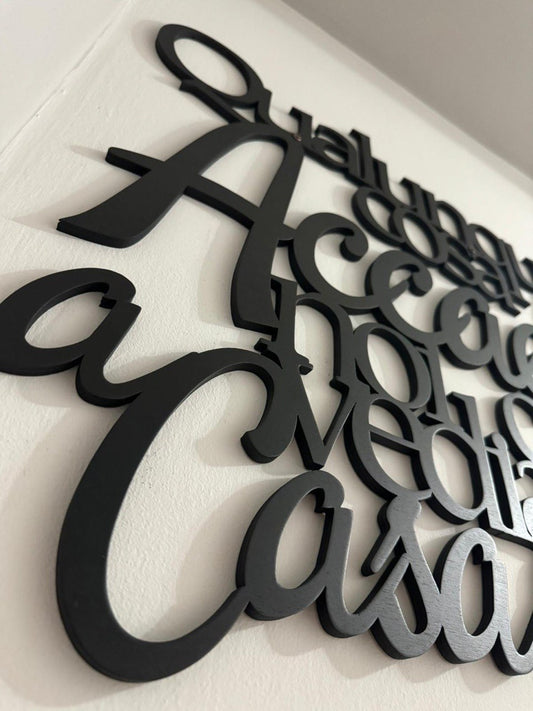 Scritta in Legno 8mm “Qualunque cosa accada noi ci vediamo a casa” – Personalizzabile e Disponibile in Vari Colori