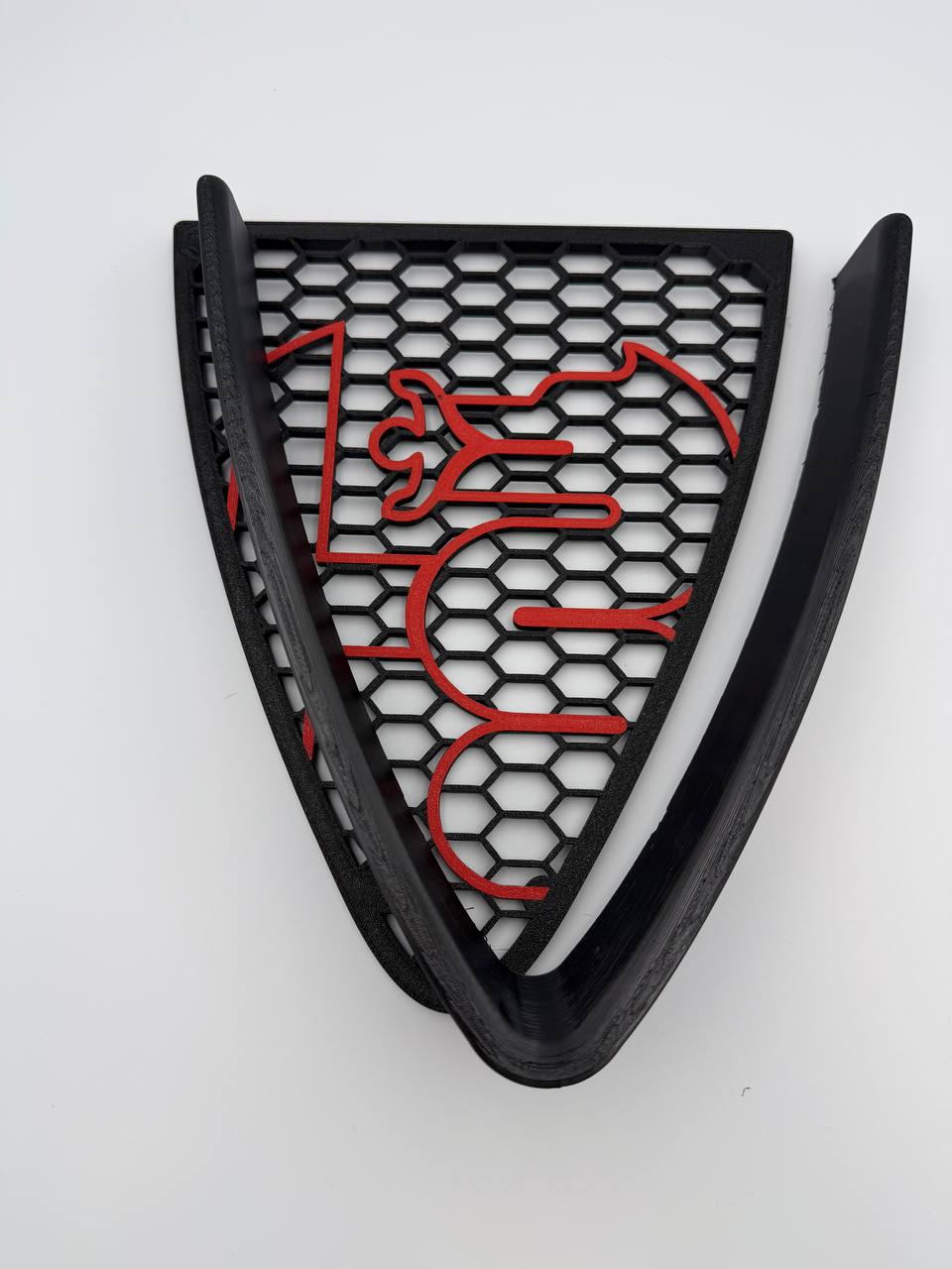 Griglia a nido d'ape con biscione stile junior e cornice a "V" per Alfa Romeo 147 2ª Serie (2004-2011)