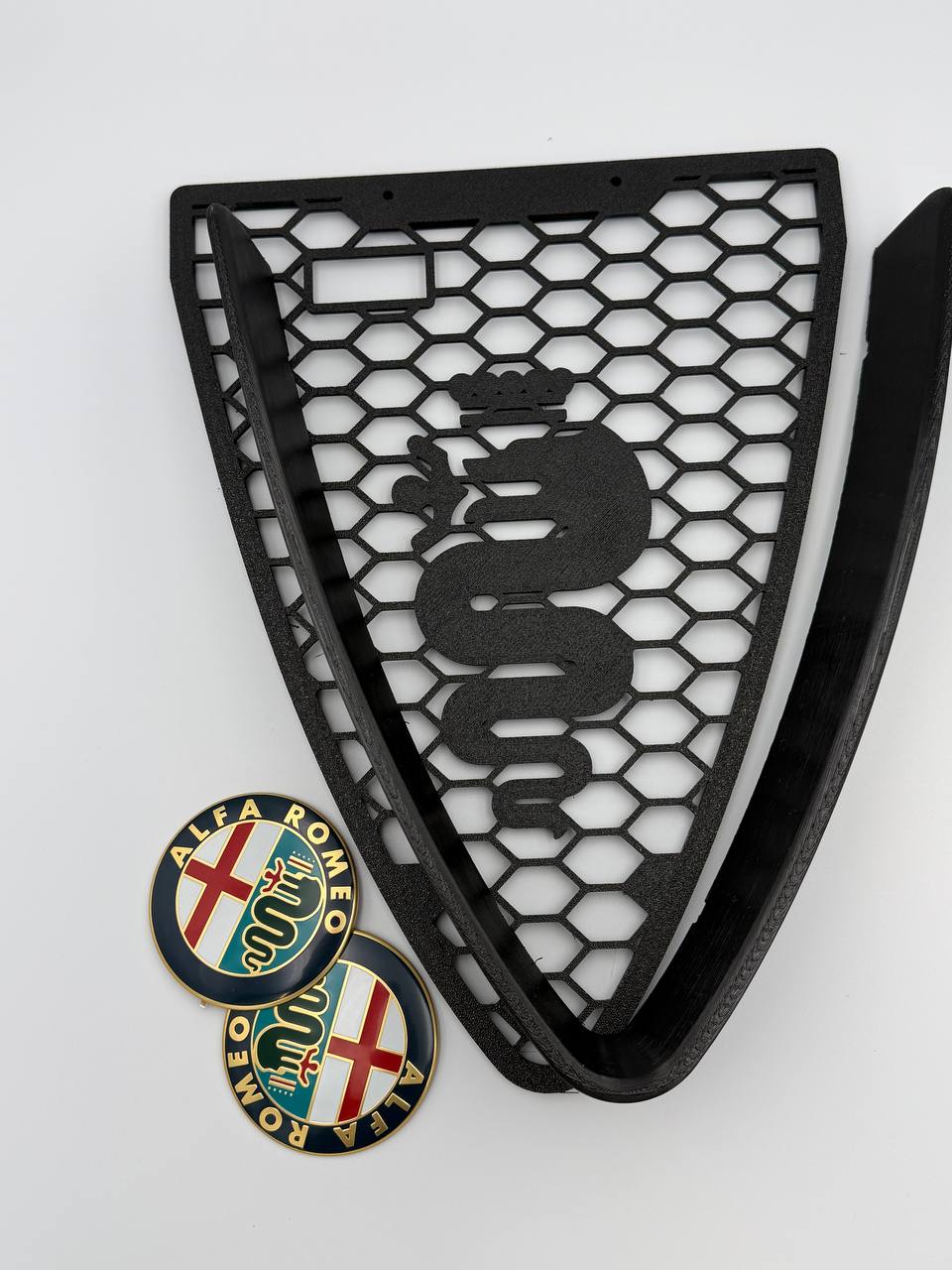 Griglia a nido d'ape con biscione e cornice a "V" per Alfa Romeo 159
