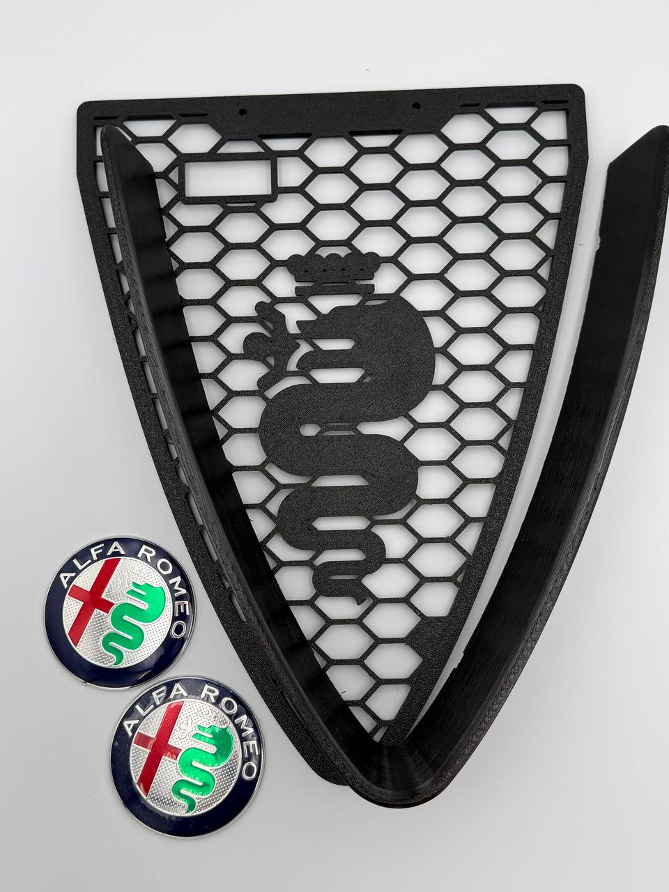 Griglia a nido d'ape con biscione e cornice a "V" per Alfa Romeo 159