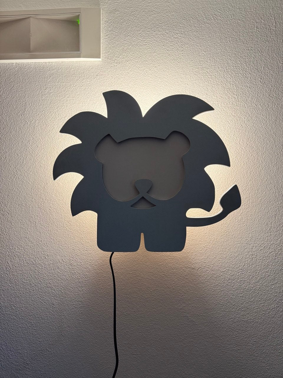 Lampada da parete leoncino in legno – luce decorativa per cameretta