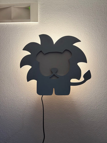 Lampada da parete leoncino in legno – luce decorativa per cameretta