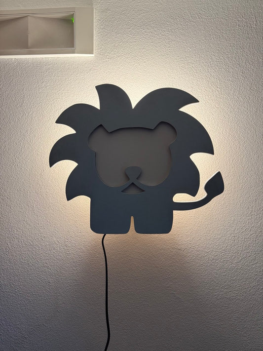Lampada da parete leoncino in legno – luce decorativa per cameretta