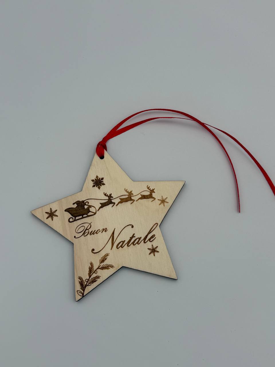 Pallina Natale Personalizzata | Decorazione natalizia in legno a forma di stella – “Buon Natale” nastro rosso