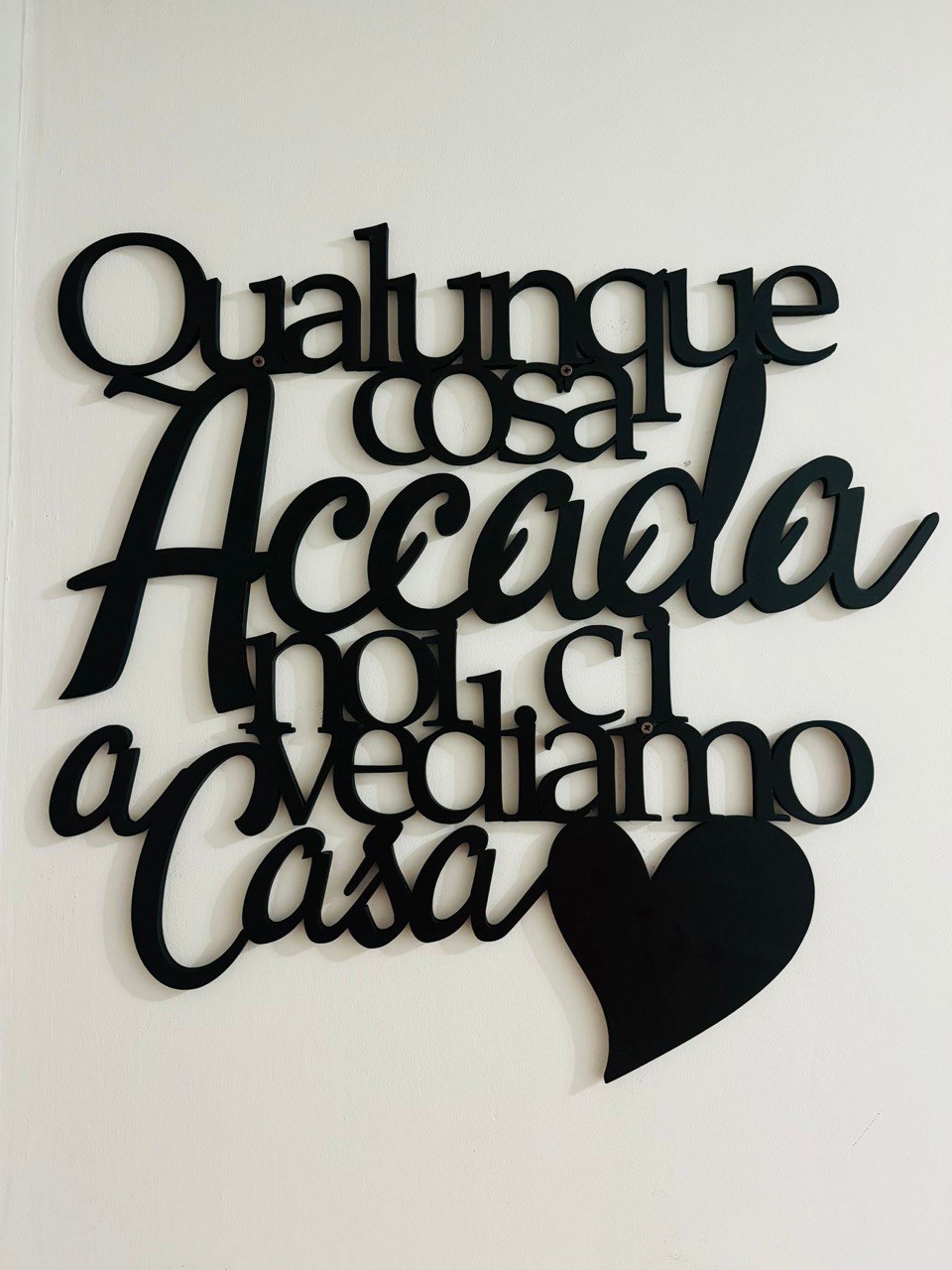 Scritta in Legno 8mm “Qualunque cosa accada noi ci vediamo a casa” – Personalizzabile e Disponibile in Vari Colori